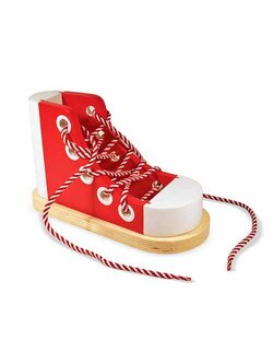 ร้อยเชือกรองเท้า ส่งเสริมให้น้องๆได้ฝึก มีวิธีการร้อยเชือกบอกอยู่ใต้รองเท้าด้วย เสริมทักษะการบังคับมือให้สอดคล้องกับสมอง Lacing Shoe Melissa&Doug, ของเล่นเสริมพัฒนาการ, ของเล่น