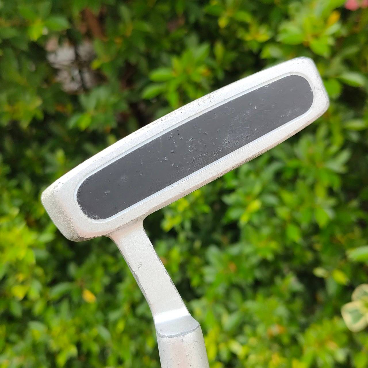 PUTTER HIPPO MP3 ความยาว 34 นิ้ว ก้าน RIFLE สุดยอดการกระจายน้ำหนัก มีทั้งปีดสองข้างเหมือนเบอร์ 7 และมีบอลอยู่ตรงกลาง และมี เส้นเล็งเห็นชัด!! ไม้กอล์ฟมือสอง ของแท้ BY NakaraLuxurious