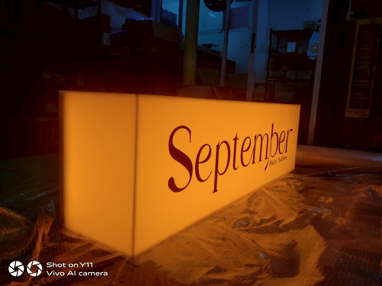 ป้ายกล่องไฟอะคริลิคแสงออกรอบตัว