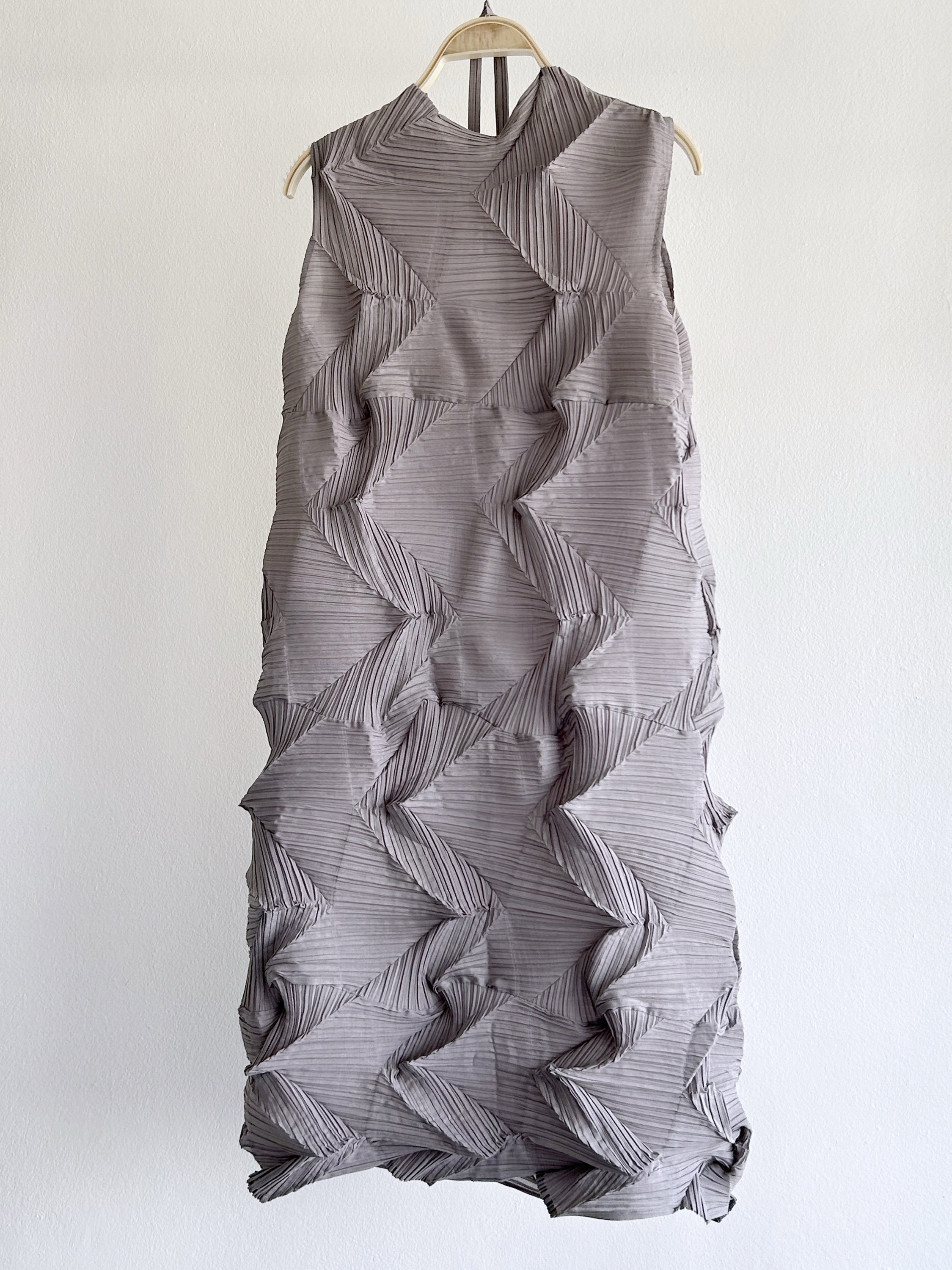 2MUAY รุ่น GJO6613 เดรสอัดพลีทงานคุณภาพ SLEEVELESS ZIGZAG PLEATED DRESS 9สี FREE SIZE