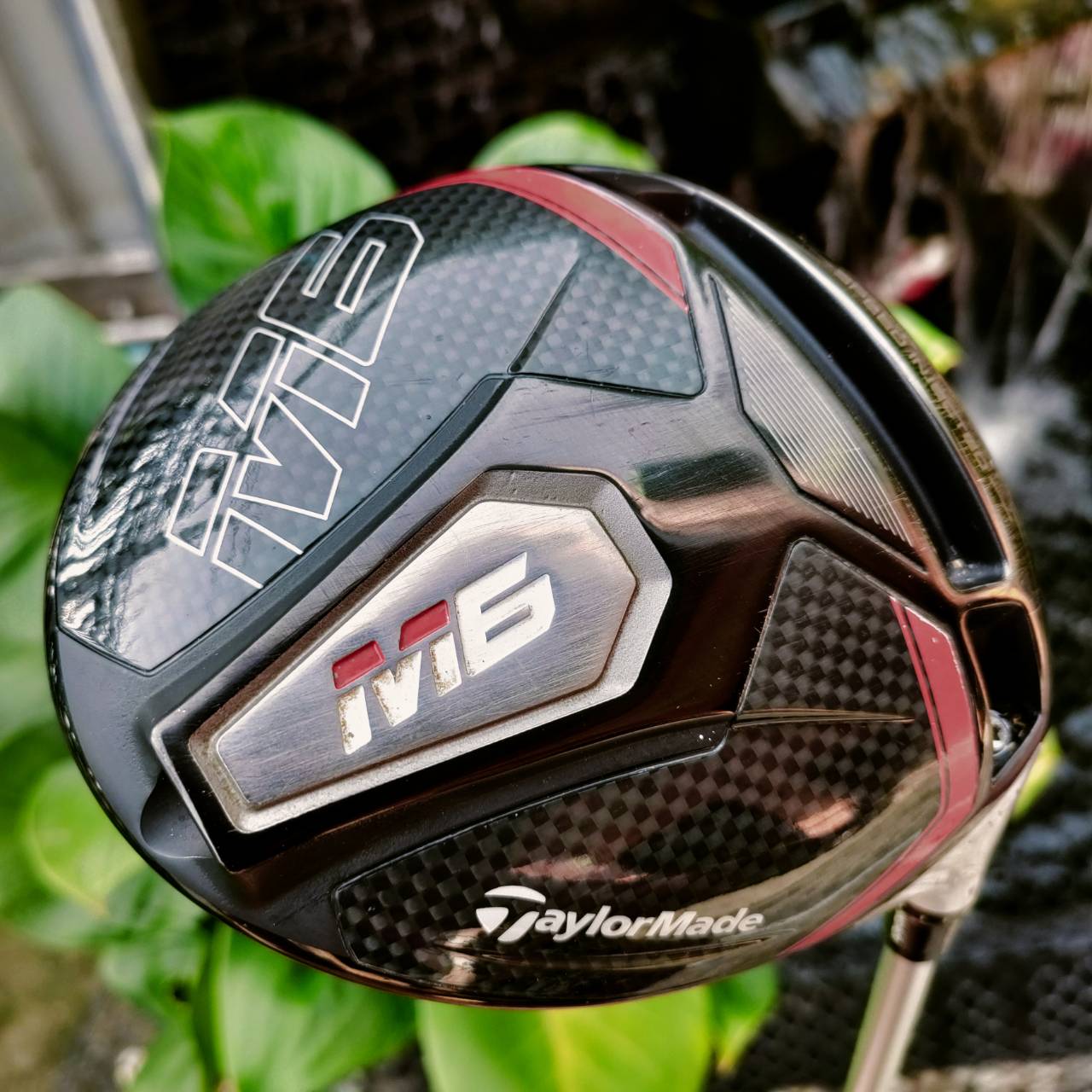Driver Taylormade M6 องศา 9.0 Speed Injected Twist Face หน้าไม้ไทเทเนียมที่บางเฉียบ ยืดหยุ่นจนเกินค่ากำหนดตามกฎ แต่ฉีดเรซิ่นเข้าไปที่สองจุดหน้าไม้ เพื่อไม่ให้บางเกินขีดและยังคงมีความเร็วที่สูงสุด ไม้กอล์ฟพรีเมี่ยมมือสอง ของแท้ By NakaraLuxurious