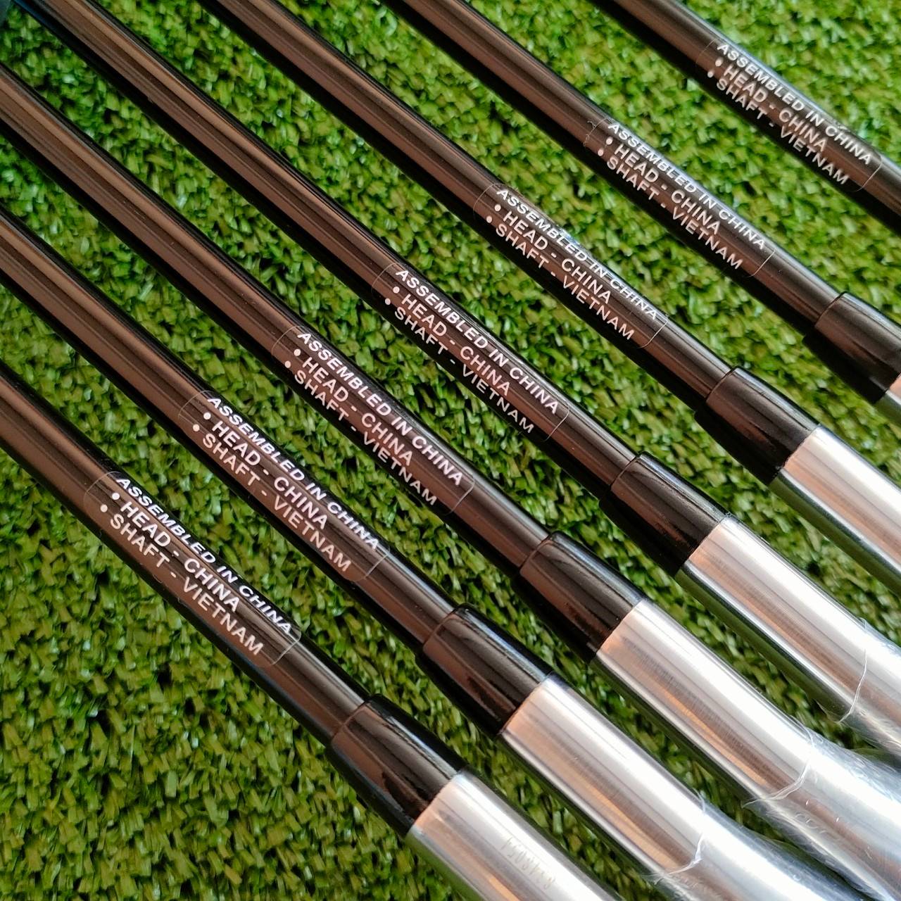 *** ของใหม่มือหนึ่งในซีน *** *** ของศูนย์ครับ *** ชุดเหล็ก TITLEIST T300 ชุดนี้เป็นชุดใหญ่สุดแพงที่สุด มีเหล็ก 5 - 9 PW เเละมี WEDGE องศา 48 มาให้ด้วยครับ