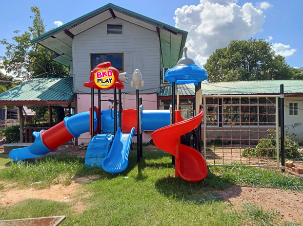 เครื่องเล่นสนามกลางแจ้ง, ชุดยูเอฟโอหรรษาA , มีชิงช้าและปีนป่ายในชุด ครุภัณฑ์สนามเด็กเล่น, สพฐ,โครงการโรงเรียนประชารัฐ playground,สไลเดอร์,ของเล่นเสริมพัฒนาการ,เครื่องเล่นสนาม, สนามเด็กเล่น