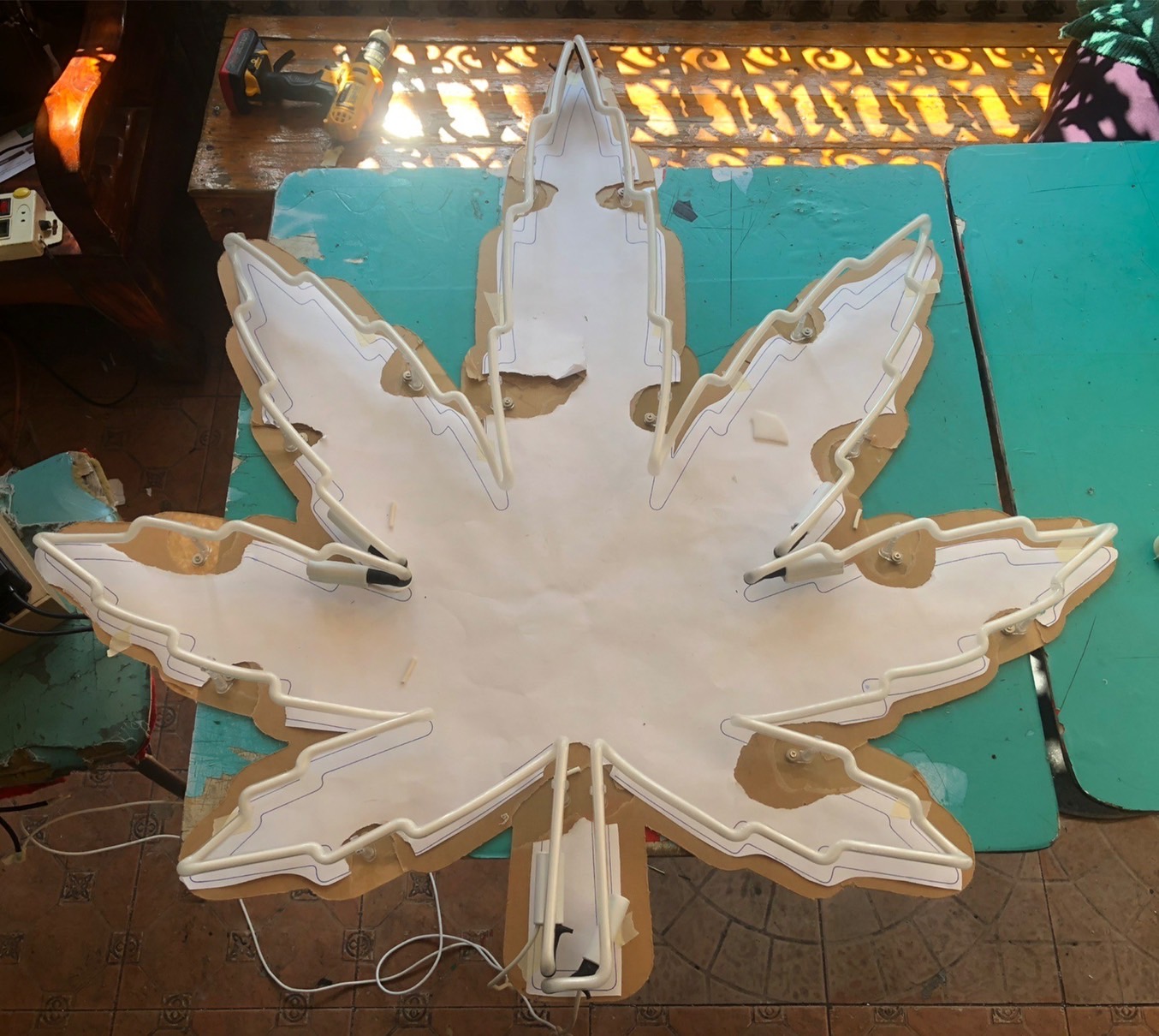 ป้ายไฟนีออนดัดหลอดแก้วรูปใบกัญชา