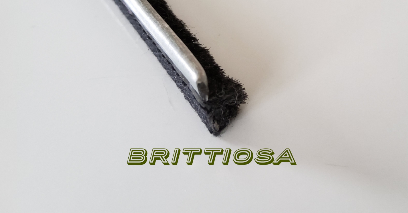 Sisäpuolinen karvalista, pituus 1000 mm, korkeus 13 mm, leveys 5mm =18e