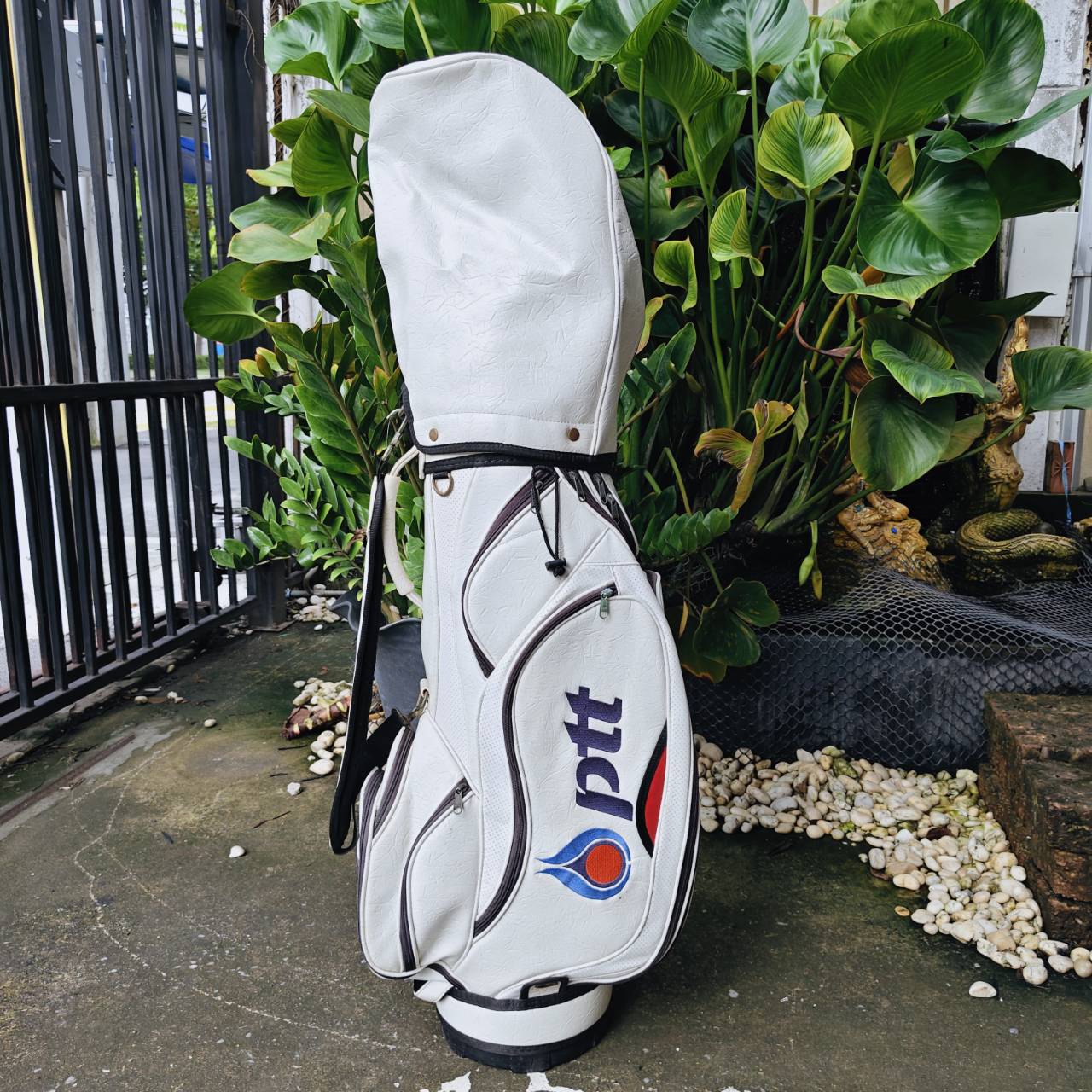 ถุงกอล์ฟ PTT – มือสอง เดิมๆ ภายใน “บุกำมะหยี่อย่างดี” ให้สัมผัสนุ่ม พรีเมียม