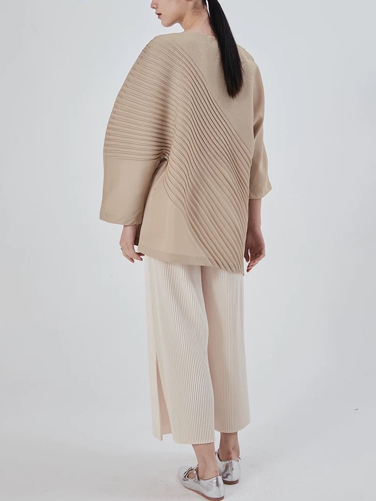 ปรับราคาลง20%!! อกไม่เกิน46 นิ้ว! 2MUAY รุ่น GJO2010 เสื้ออัดพลีทคุณภาพ CHIC DIAGONAL PLEATED TOP 6 สี FREE SIZE