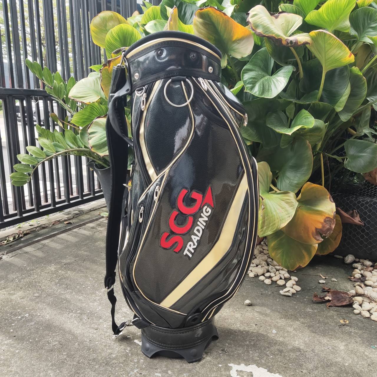 ถุงกอล์ฟ SCG มือสอง ใช้น้อยมากๆ ถุงหนังแก้ว สวยหรูหรา ดูดีมากค่ะ เป็นถุง TOUR ใบใหญ่ ใส่ของได้จุกๆ