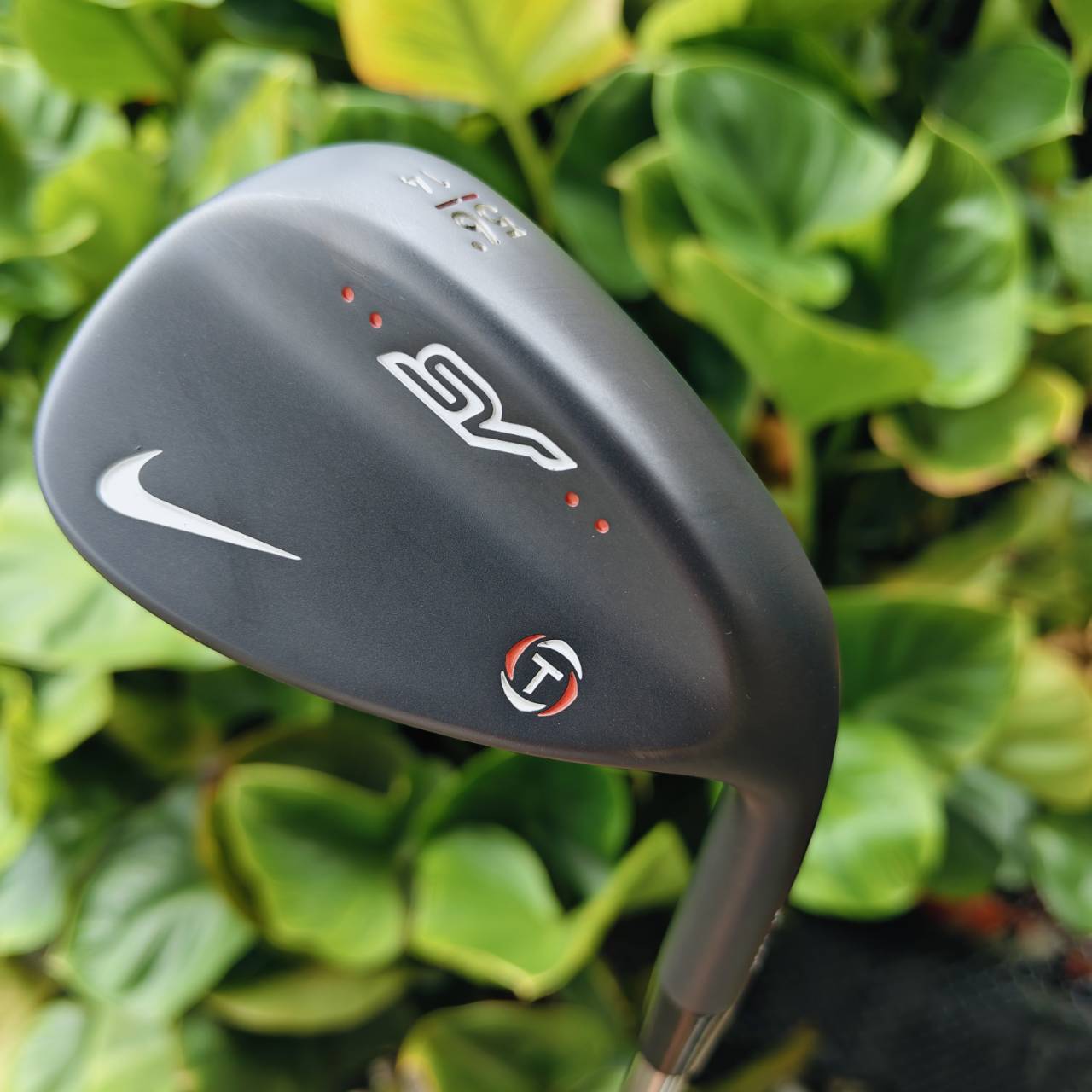 Nike SV‑T Wedge – 56° / Bounce 14° Sand Wedge ที่ให้ Spin ควบคุมระยะ รอบกรีนได้แม่นยำ