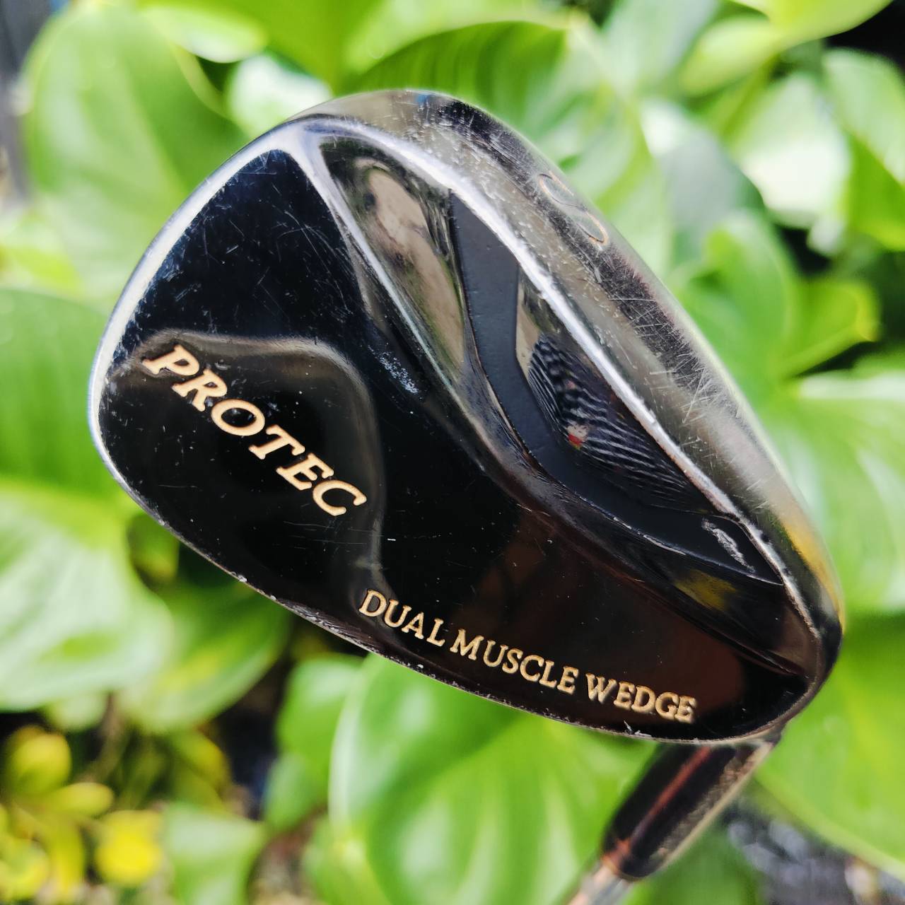 WEDGE PROTEC องศา 56 เป็นสุดยอด WEDGE ที่ไม่เหมือนใคร โดยใช้ DUAL MUSCLE ด้านหลัง ทำให้ทั้งชิพง่ายขึ้นอย่างมากและ ยังคงความแน่นๆ และสปินแบบจัดๆ เป็นงานระดับพรีเมี่ยมสุดๆ JAPAN ไม้กอล์ฟพรีเมี่ยมมือสอง ของแท้ By NakaraLuxurious