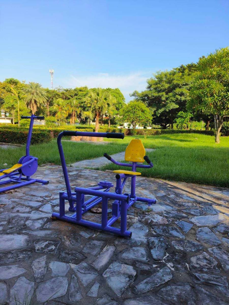 เครื่องออกกำลังกายกลางแจ้งผู้ใหญ่,บริหารขา-ลดหน้าท้อง (แบบถีบล้อยาง), ลานกีฬาอเนกประสงค์ ,สวนสาธารณะ ,เทศบาล ,หมู่บ้าน ,ผลิตในไทย ,สั่งทำตามสีที่ต้องการได้ ขนาด 60x100x100 ซม.