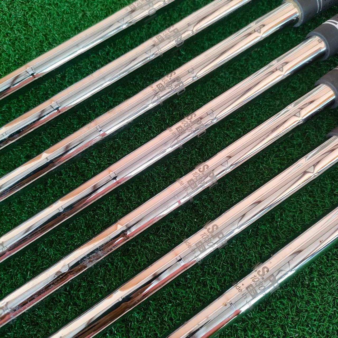 ชุดเหล็ก KING COBRA 3100 I/H มีเหล็ก 4 - 9 เเละ PW ก้าน N.S.PRO 1030H FLEX S เป็นเหล็ก UNDER CUT เน้นๆ ตีง่ายมาก และตีใส่ได้เต็ม ก้าน เต็มคาราเบล มากครับ