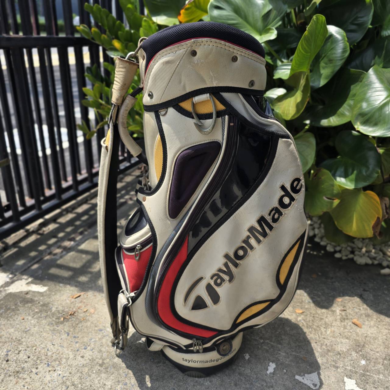 ถุงกอล์ฟ Taylormade TOUR ** มีลอยลอก ตามจุดต่างๆ ** นอกจากนั้นใช้งานได้ตามปกติเลยค่ะ