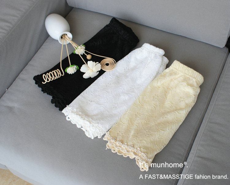 กางเกงขาสั้น ลายฉลุดอกไม้ ตามแบบ สีดำ