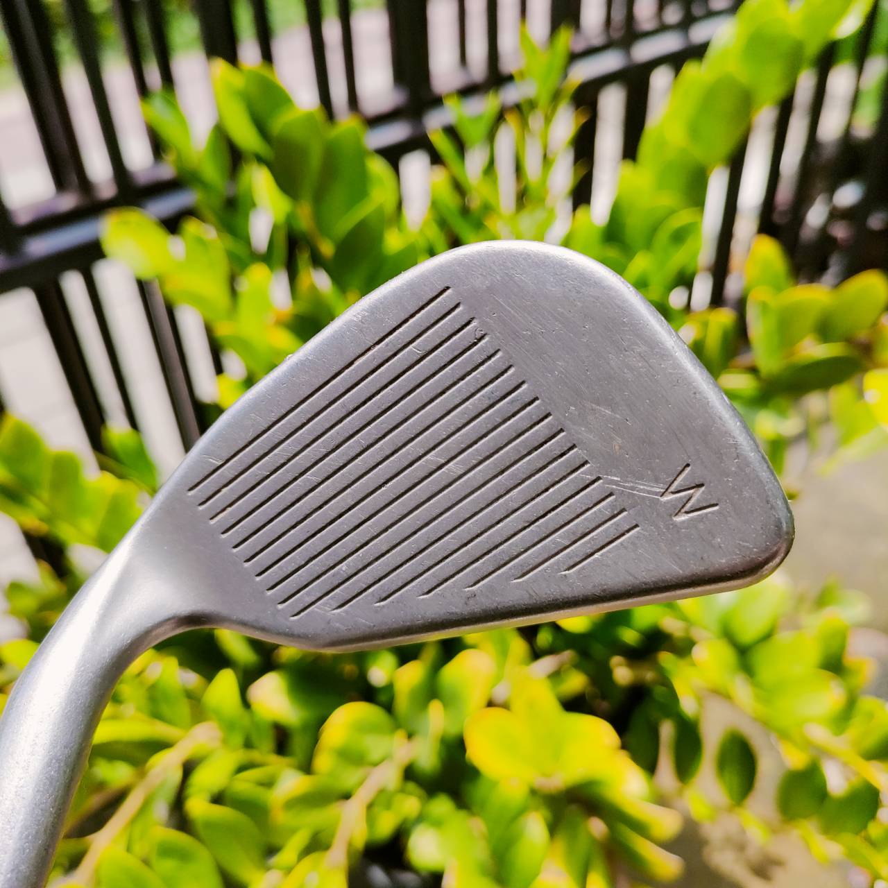 PW PING ZING จุดส้ม ก้านเดิมๆ สติ๊กเกอร์ครบ เป็น WEDGE ที่ชิพง่าย กระจายน้ำหนักด้านหลัง เพื่อการชดเชยสูง ลดอาการฉึก และร่องเป็นร่อง U ให้สปินสูง ไม้กอล์ฟพรีเมี่ยมมือสอง ของแท้ By NakaraLuxurious