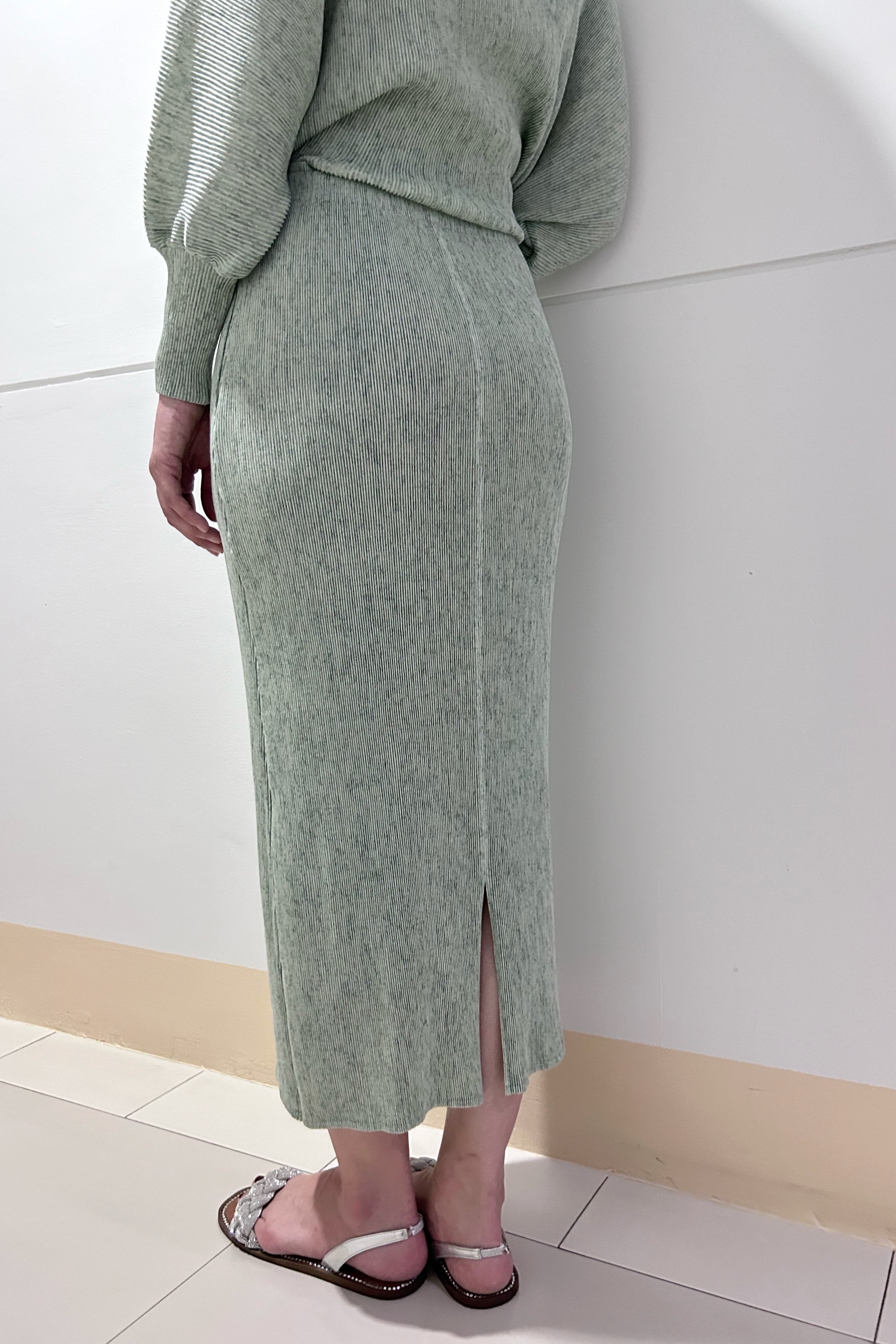 ปรับราคาลง20%!! ยาว 33.5นิ้ว! 2MUAY รุ่น GJO1847 กระโปรงพลีทคุณภาพ PENCIL KNIT PLEATED SKIRT 7 สี FREE SIZE