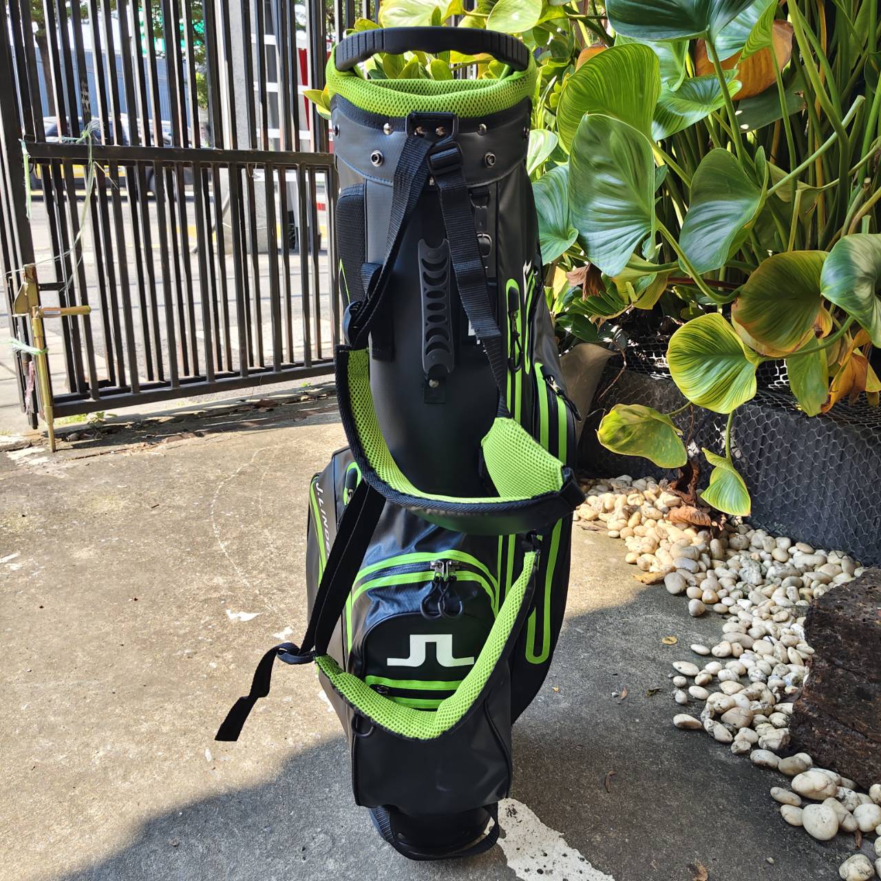 ถุงกอล์ฟขาตั้ง J.Lindeberg ผสานระหว่างสไตล์สแกนดิเนเวียทันสมัยเข้ากับฟังก์ชันการใช้งานระดับพรีเมียม