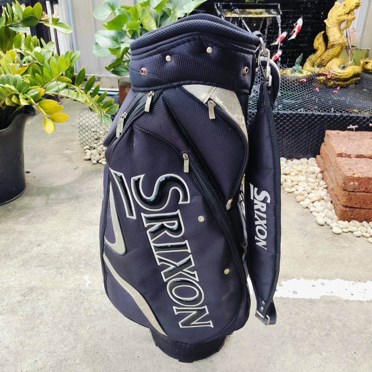 ถุงกอล์ฟ SRIXON มือสอง ของแท้ มีลอกตรงขอบที่เป็นหนัง นอกนั้นสภาพสวยเดิมค่ะ ถุงกอล์ฟพรีเมี่ยมมือสอง ของแท้ By NakaraLuxurious