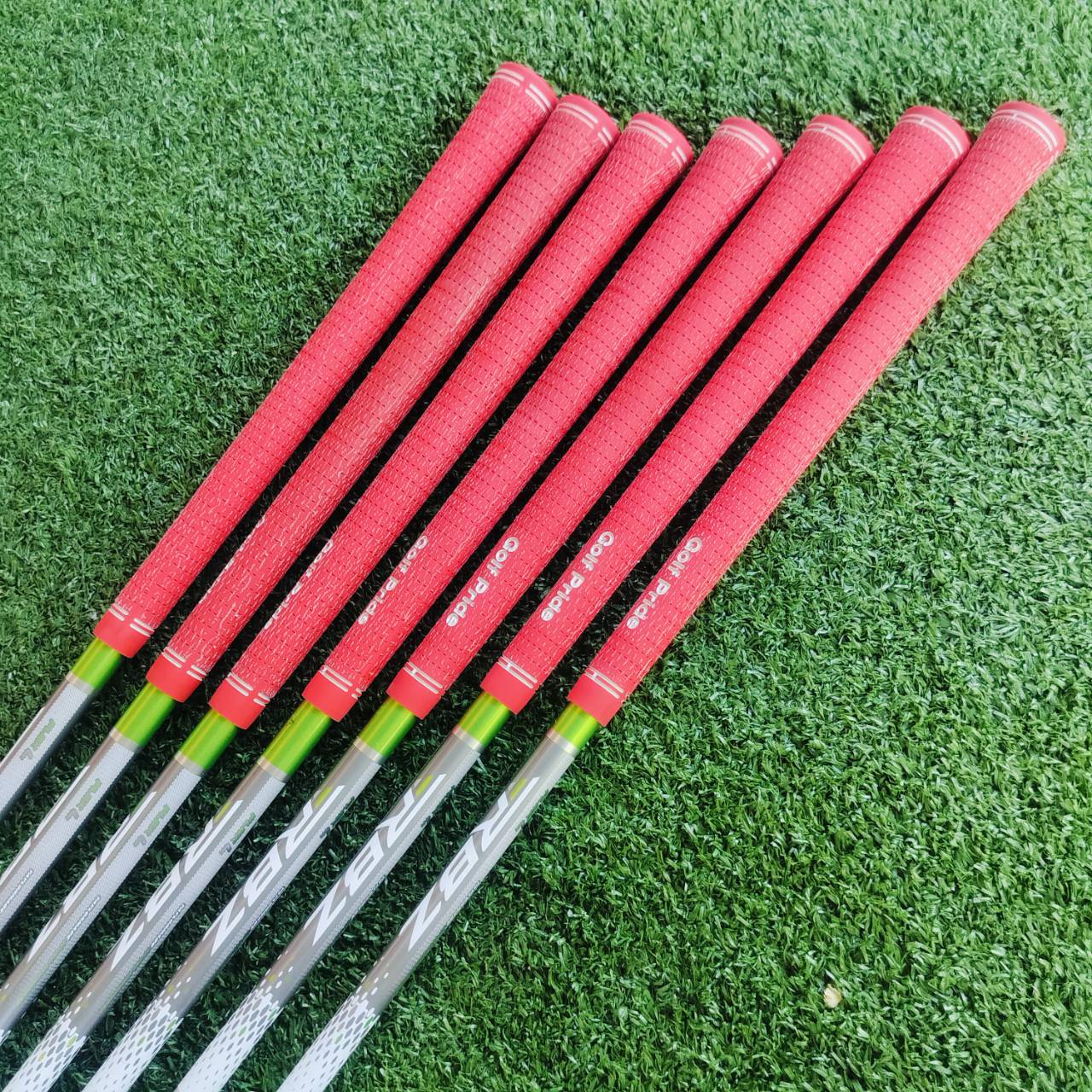** ไม้กอล์ฟผู้หญิงมือซ้าย ** ชุดเหล็ก TAYLORMADE RBZ มีเหล็ก 5 6 7 8 9 PW SW ก้าน TAYLORMADE RBZ FLEX LADY เหล็กตีง่ายตีไกลและตีมันส์มากค่ะ ไม้กอล์ฟพรีเมี่ยมมือสอง ของแท้ By NakaraLuxurious