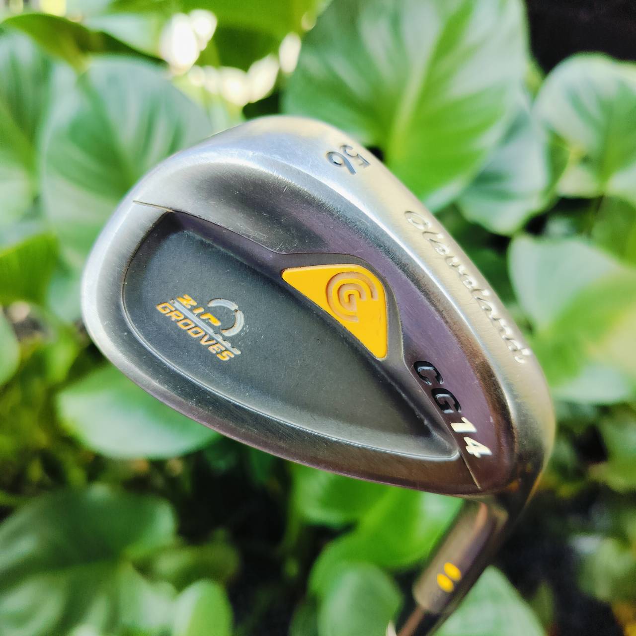 WEDGE CLEVELAND CG14 ZIP GROOVES ร่องสี่เหลี่ยม องศา 56 เบาท์ 14 ก้าน TRACTION FLEX WEDGE ร่องสี่เหลี่ยมเหมือนซิป กัดลูก ได้คมมาก โหดมาก ตกหยุดถอยหลัง ไม้กอล์ฟพรีเมี่ยมมือสอง ของแท้ By NakaraLuxurious