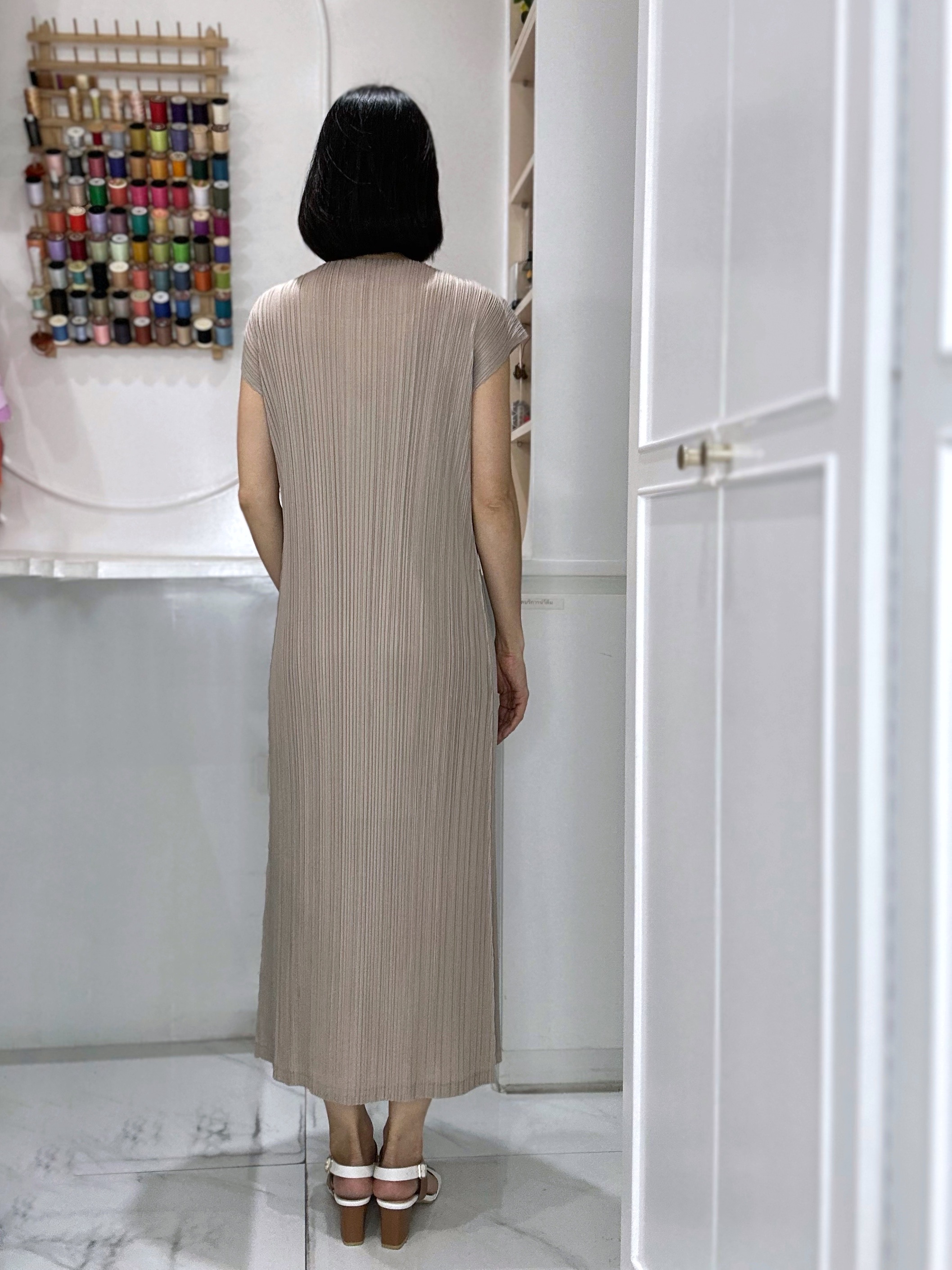 2MUAY รุ่น GJO1530 เดรสพลีทคุณภาพ OPEN NECK CAP SLEEVE PLEATED DRESS 10 สี FREE SIZE