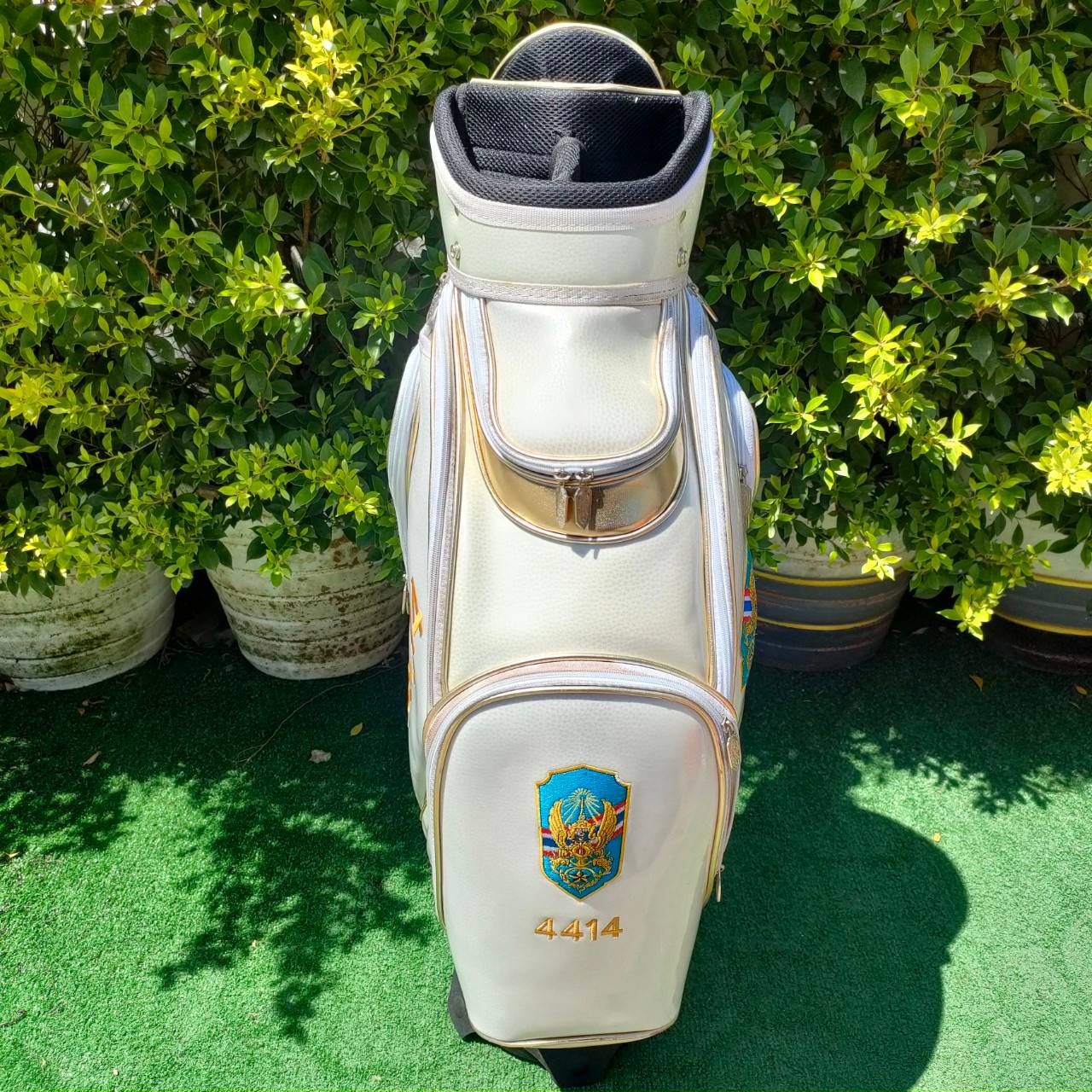 ถุงกอล์ฟ HARN.82 มือสอง วัสดุหนังเเก้ว เป็นถุงทัวร์ ไม่เคยผ่านการใช้งาน สภาพสวย สีขาวครีม คลิปทอง มือสอง ของแท้ BY NakaraLuxurious