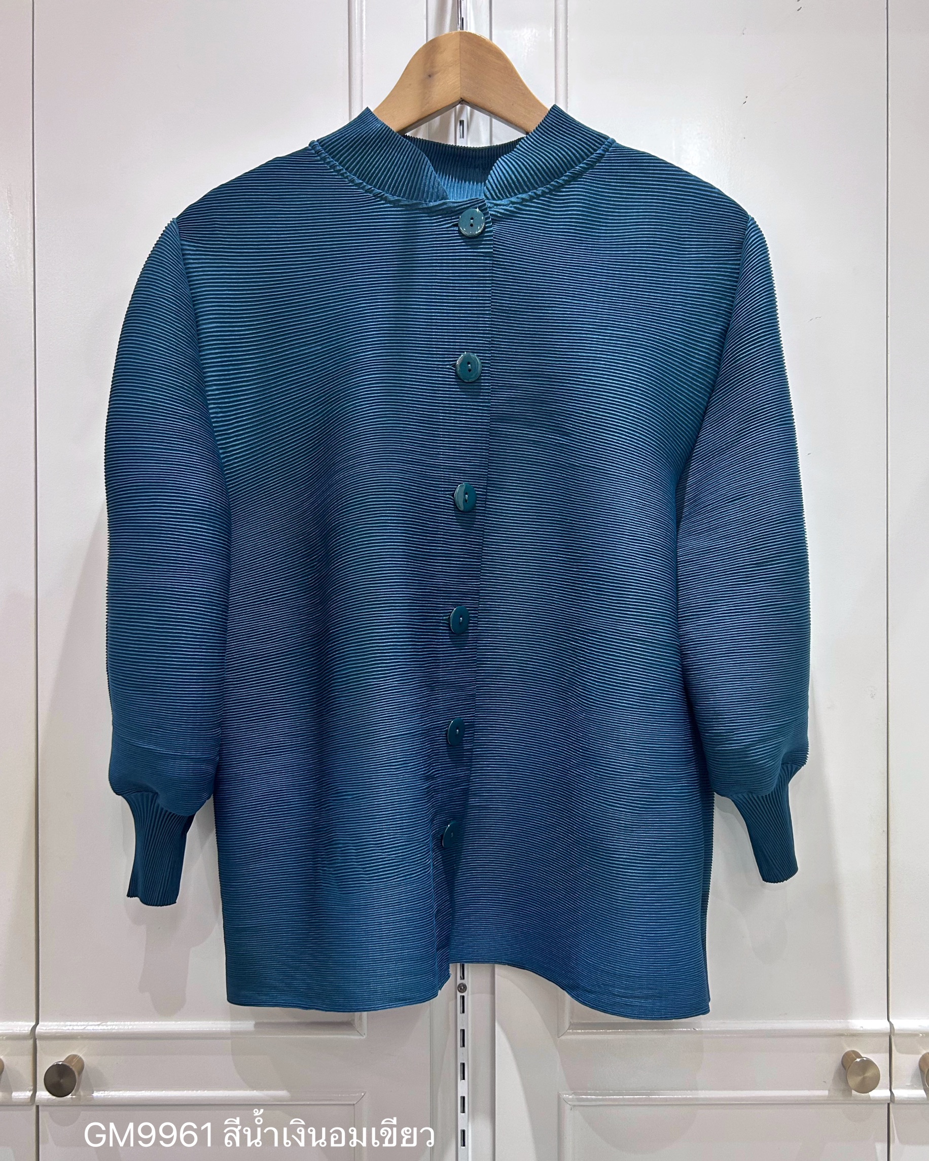 2MUAY GM9961 เสื้ออัดพลีทคอปกแมนดาริน กระดุมผ่าหน้า แขนจั๊ม MANDARIN CUFF SLEEVE PLEATED TOP 23 สี FREE SIZE