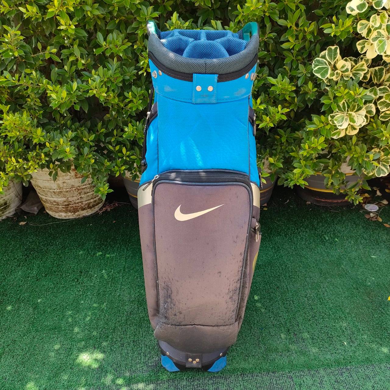 ถุงกอล์ฟ NIKE PERFORMANCE **มีแป๊กหลุด 1 จุด** สามารถซ่อมได้ที่ร้านกระเป๋า **มีรูปให้ชม** ถุงของแท้ มือสอง ของแท้ BY NakaraLuxurious
