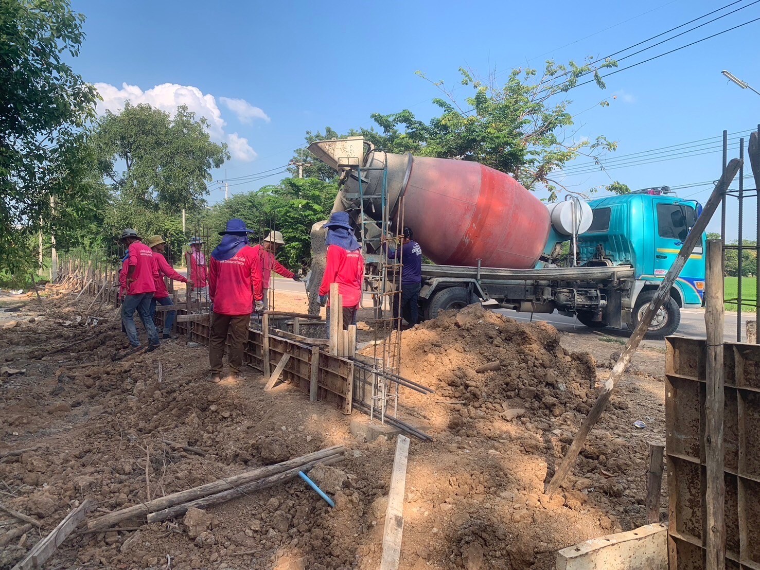 สร้างกำแพงวัดดงกะเชา จ.สุพรรณบุรี