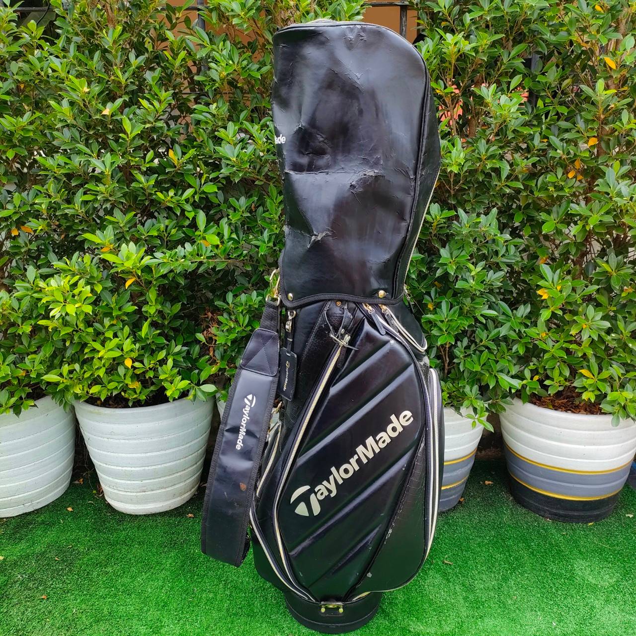 ถุงกอล์ฟ TAYLORMADE ** ถุงกอล์ฟมีตำหนิหนังลอก** ตามรูปที่ถ่ายเลยครับ