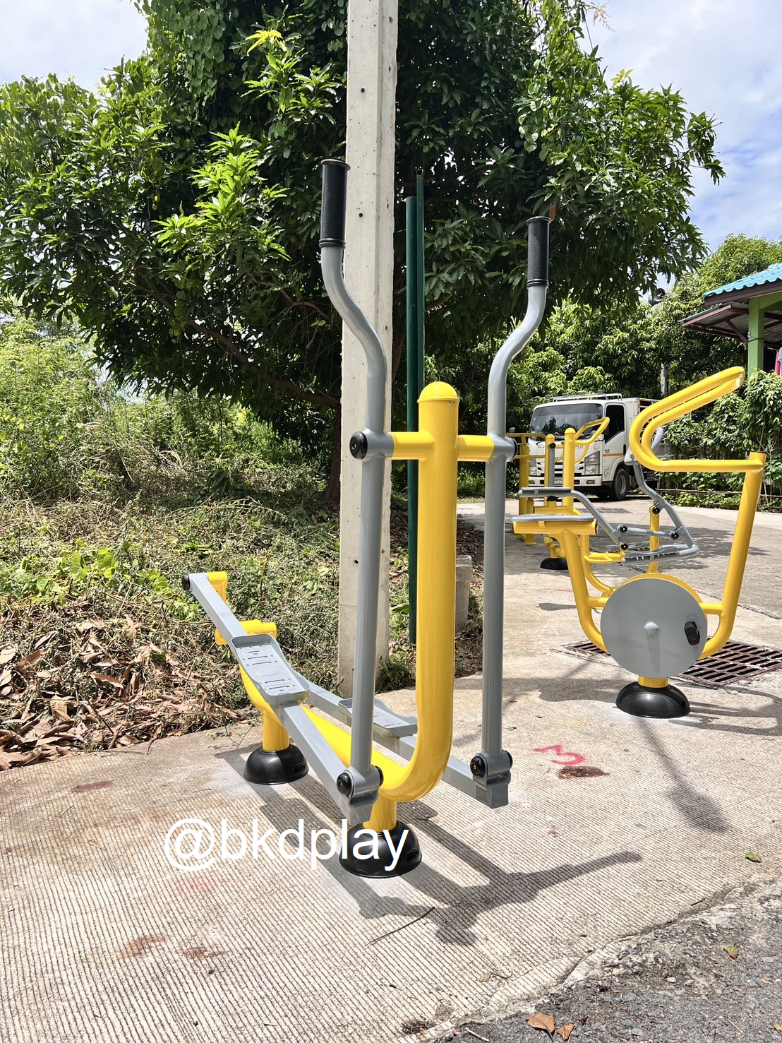 เครื่องออกกำลังกายกลางแจ้งผู้ใหญ่,บริหารแขน-ขา-สะโพก-หัวไหล่ (แบบโยกวิ่งสลับเท้า) ,ลานกีฬาอเนกประสงค์ ,สวนสาธารณะ ,เทศบาล,หมู่บ้าน,ผลิตในไทย, สั่งทำตามสีที่ต้องการได้ ขนาด 60 x100 x160 ซม.