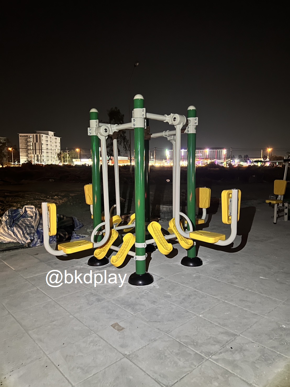 เครื่องออกกำลังกายกลางแจ้งผู้ใหญ่,บริหารขา-เข่า-น่อง (แบบขาดันยกตัว 4 ที่),ลานกีฬาอเนกประสงค์ ,สวนสาธารณะ ,เทศบาล ,หมู่บ้าน ,ผลิตในไทย ,สั่งทำตามสีที่ต้องการได้ ขนาด 240 x 240 x170 ซม.