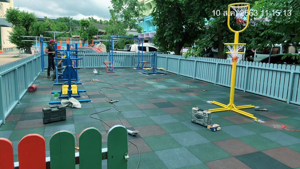 ราชวินิตประถม(บางแค)ทำเวที,ประตู,ที่นั่ง,สนามเด็กเล่น