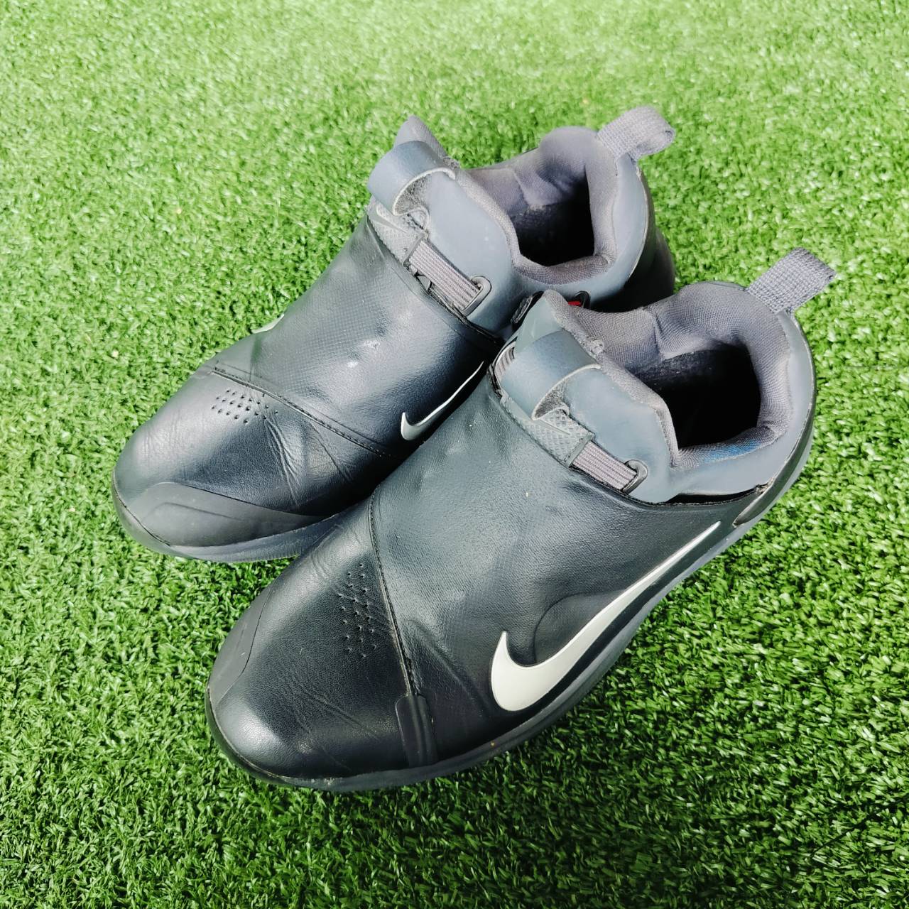 รองเท้ากอล์ฟ NIKE มือสอง เบอร์ 7W US ค่ะ ใส่ง่ายมาก เป็นเชือกแบบยางยืด ไม่ต้องคอยผูกเชือก ปุ่มยึดเกาะดีมาก ปรับเปลี่ยนได้ ไม้กอล์ฟพรีเมี่ยมญี่ปุ่นมือสอง By NakaraLuxurious