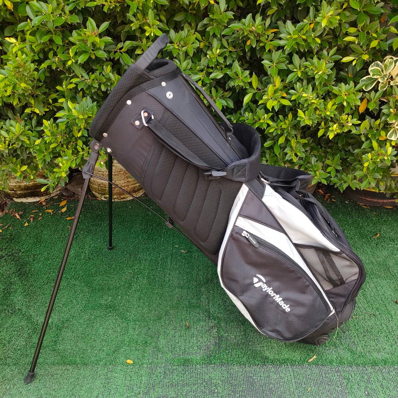 ถุงกอล์ฟ TAYLORMADE ขาตั้งมือสอง สภาพสวย ถุงของแท้ กันน้ำ เบามาก มาพร้อมสายสะพายอย่างดี ไม้กอล์ฟมือสอง ของแท้ BY NakaraLuxurious