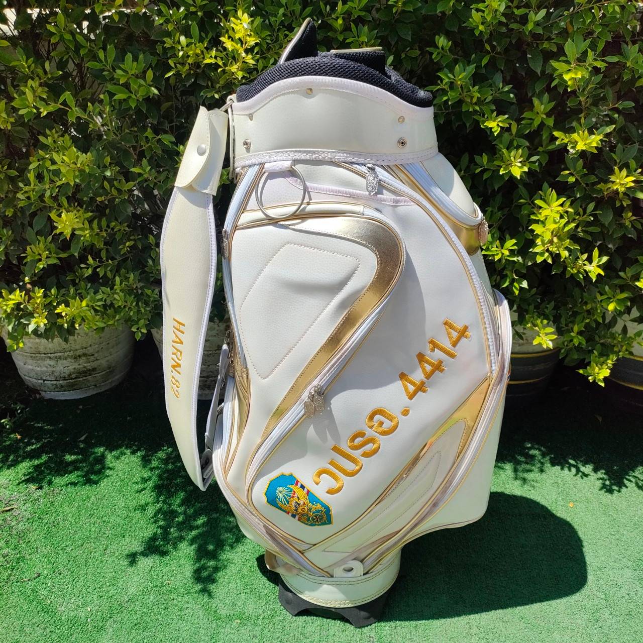 ถุงกอล์ฟ HARN.82 มือสอง วัสดุหนังเเก้ว เป็นถุงทัวร์ ไม่เคยผ่านการใช้งาน สภาพสวย สีขาวครีม คลิปทอง มือสอง ของแท้ BY NakaraLuxurious