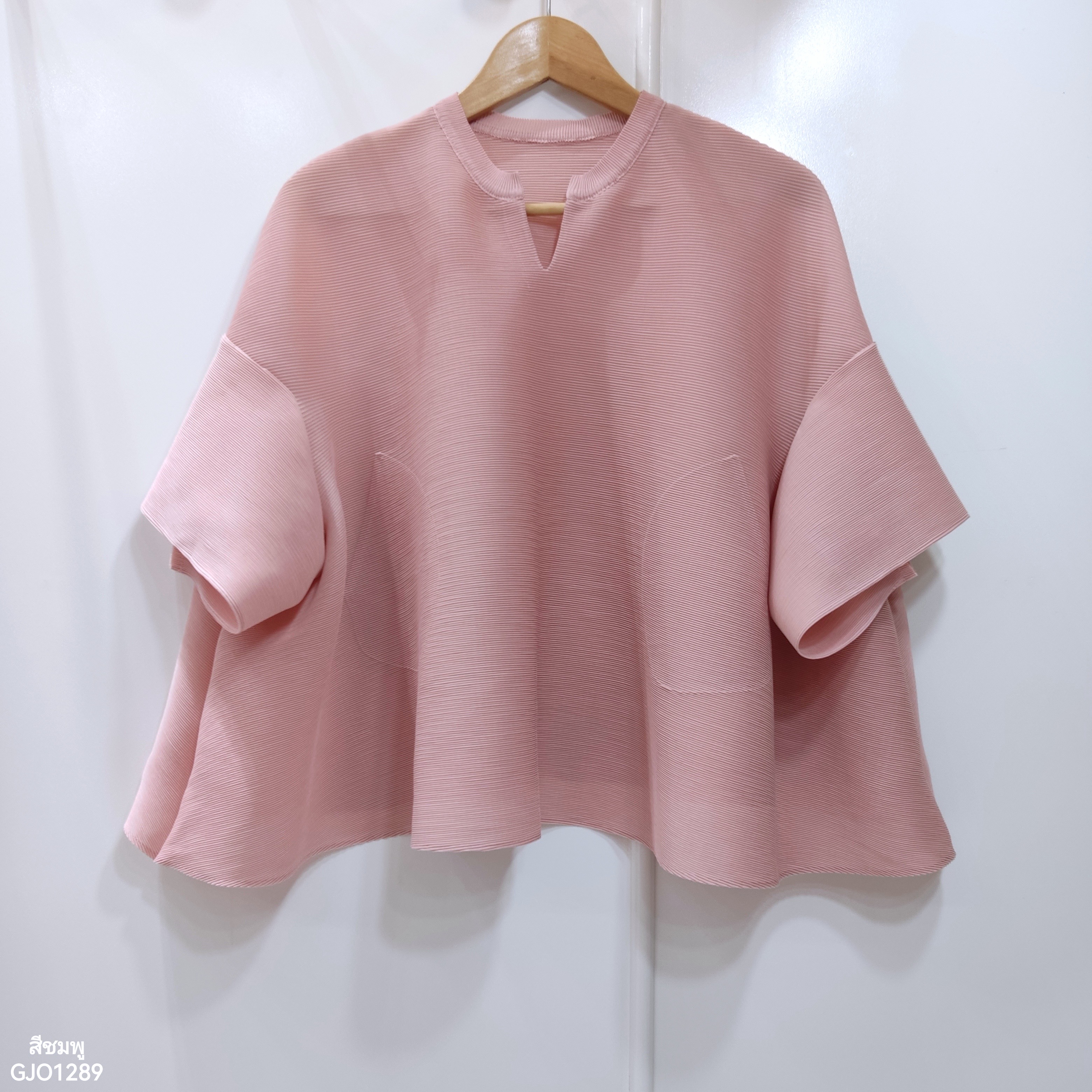 2MUAY รุ่น GJO1289 เสื้อพลีทคุณภาพ OPEN NECK FLARE SLEEVE PLEATED TOP สีดำ FREE SIZE