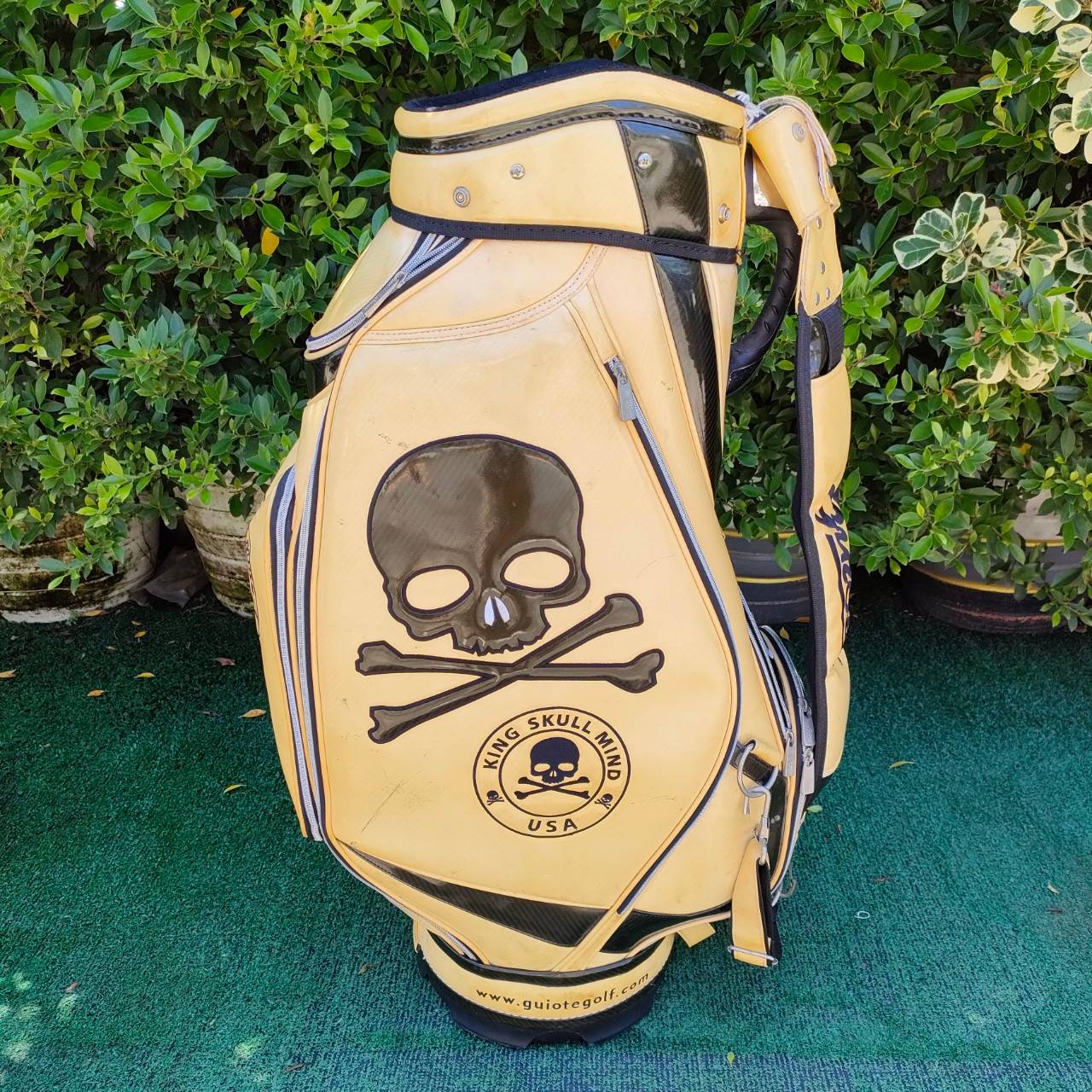 ถุงกอล์ฟ Guiote Golf มือสอง KING SKULL MIND USA ของใหม่ ราคาหมื่นกว่าๆเลย!! มีร่องลอยการใช้ทั่วไป สภาพพร้อมใช้ มือสอง ของแท้ BY NakaraLuxurious