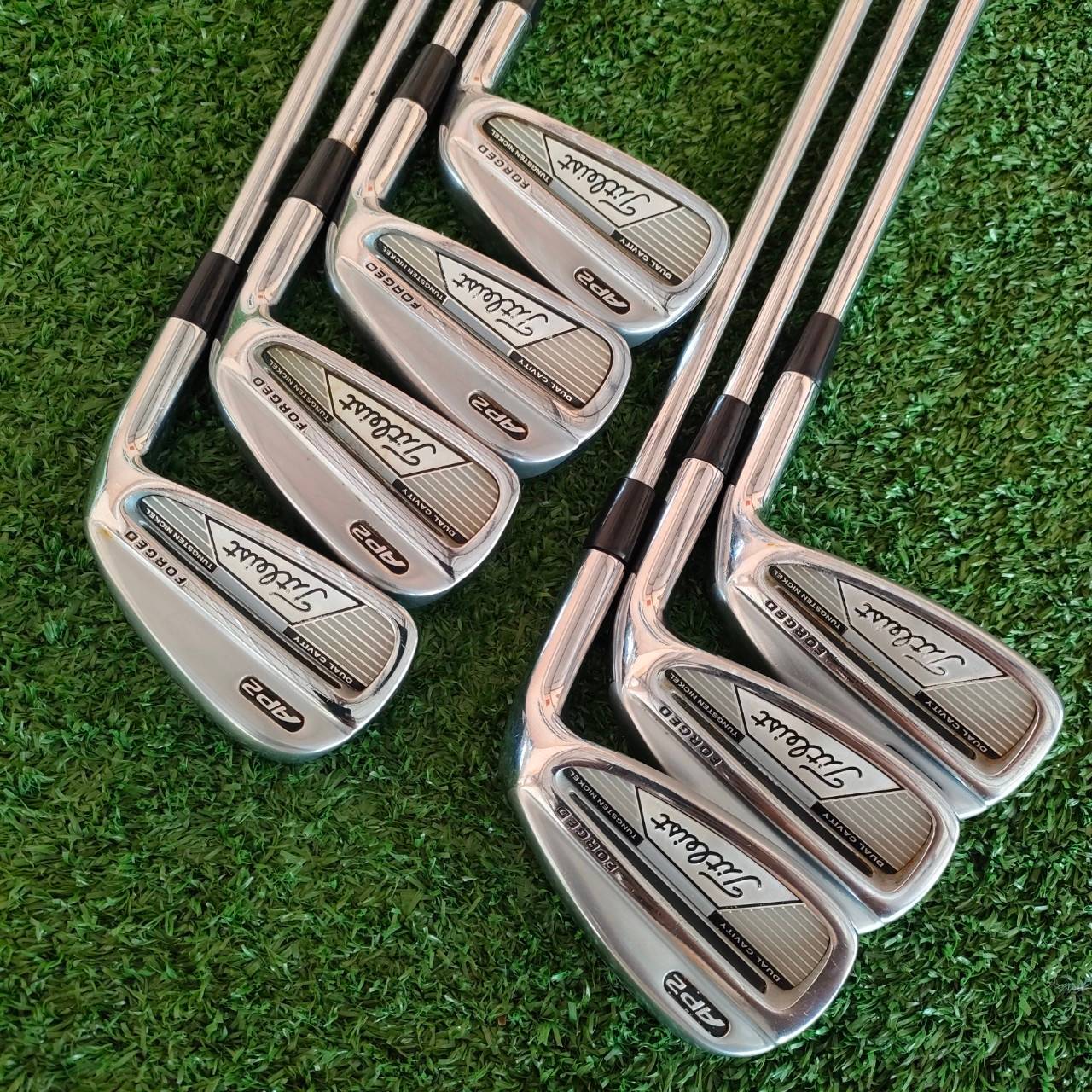 ชุดเหล็ก TITLEIST AP2 FORGED มีเหล็ก 4-9 เเละ PW ก้านเหล็ก ไรเฟิล ไม่มีปล้องนะครับ กริพใส่ GOLF PRIDE กึ่งผ้าใบทั้งชุด เป็นเหล็ก FORGED ที่ตีง่ายและมันส์ มากที่สุดชุดนึง สนุกเพราะตีโดนง่ายมาก และได้ความมันส์ แม่นยำ สปินจัดๆ ราคาเอาแบบพิเศษสุดไปเลย!!!