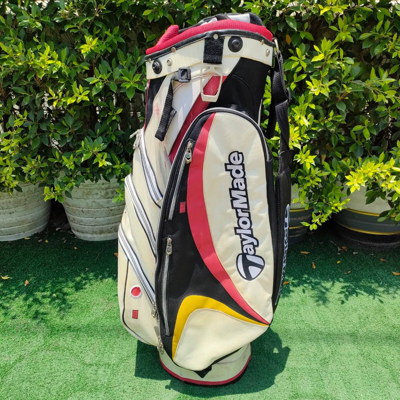 ถุงกอล์ฟ TAYLORMADE มือสอง ถุงของแท้เลยครับ ใบนี้มีลอย ลอก เล็กๆน้อยๆนะครับ