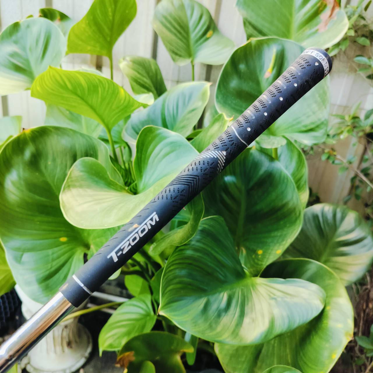 เหล็ก 4 T-ZOOM X5 เป็นเหล็ก FORGED CAVITY ฟีลลิ่งนุ่มนวล และตีง่ายมาก เป็นเหล็กยาวที่ตีง่าย ก้านเหล็ก เดิมๆ สติ๊กเกอร์ครบ ไม้กอล์ฟพรีเมี่ยมมือสอง ของแท้ By NakaraLuxurious
