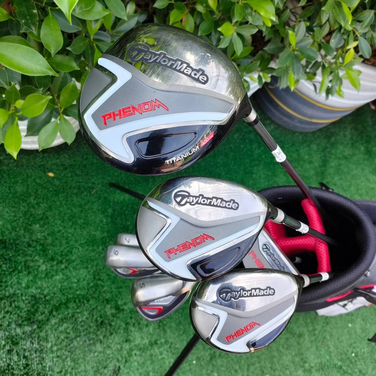 **ไม้กอล์ฟครบชุดสำหรับเด็ก** TAYLORMADE PHENOM พร้อมถุงกอล์ขาตั้ง สภาพสวยนางฟ้าสุดๆ สำหรับน้องที่อายุ 9 - 12 ขวบ