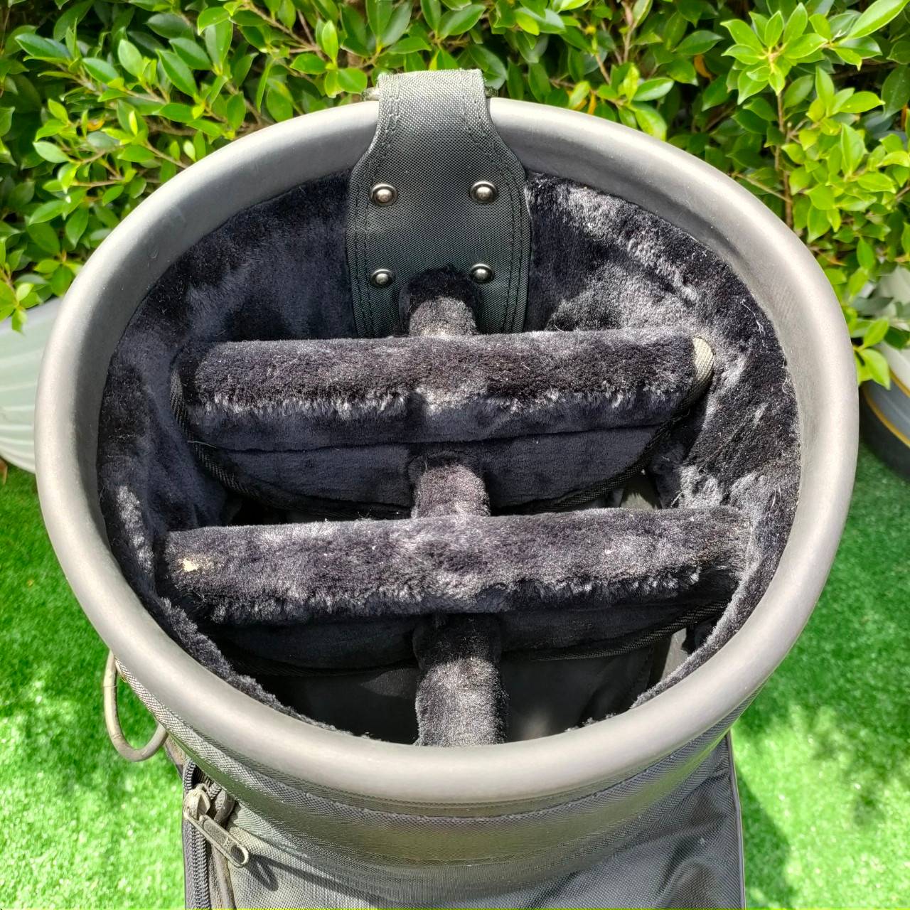 ถุงกอล์ฟมือสอง สภาพเดิมๆ สายมีกำมะหยี่ เวลาสะพายไม่เจ็บ ภายในบุกำมะหยี่อย่างดีครับ