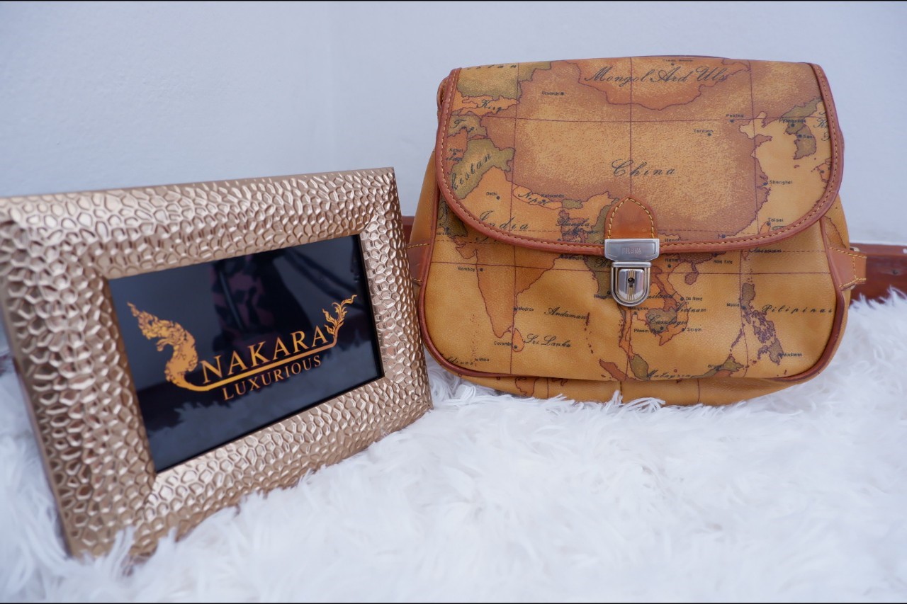Nakala Luxurious Alviero Martini ทรงชามัวร์ค่ะ MADE IN ITALY ของแท้ 100 เปอร์เซ็นต์ มีแผนที่ประเทศไทยอยู่ตรงหน้ากระเป๋า