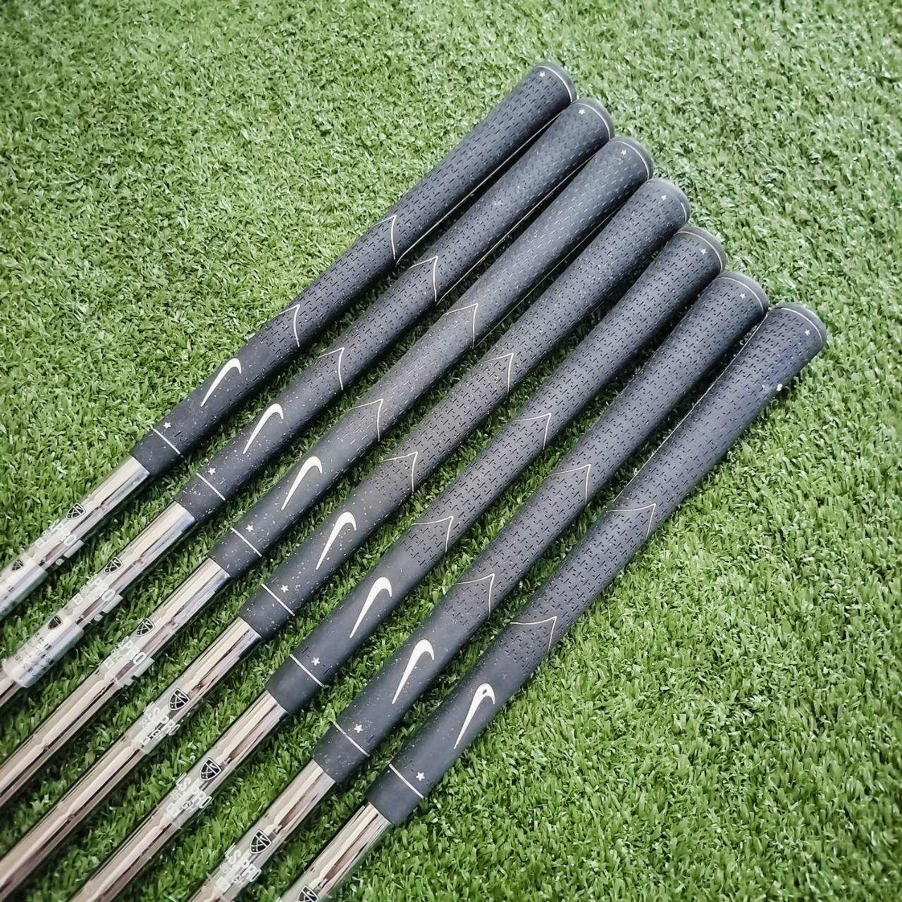 ชุดเหล็ก Nike Slingshot 550 ก้าน NS PRO 950 FLEX R สภาพสวยมากๆ ก้านกริพเดิมหมด สติ๊กเกอร์ที่ก้านอยู่ครบทั้งชุด ไม้กอล์ฟมือสอง ของแท้ By NakaraLuxurious