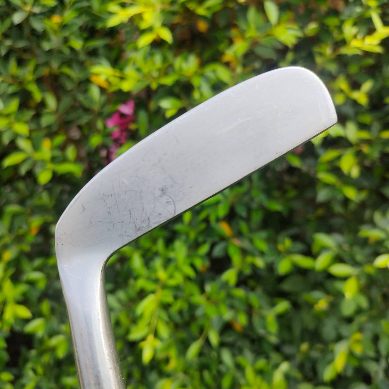 PUTTER DESIGN GNEEN MASTEN ความยาว 34 นิ้ว ทรงขาไก้ แต่เพิ่มบล๊านซ์ พัตต์ง่าย และแน่นขึ้นครับ