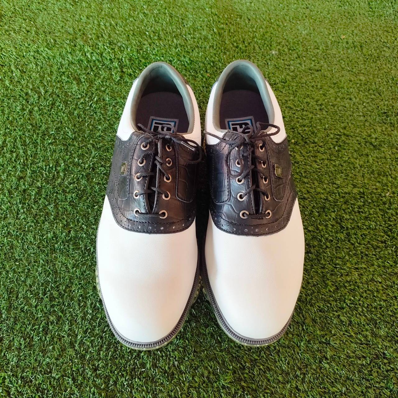 รองเท้ากอล์ฟ FJ มือสอง ไชส์ 9 XW สภาพสวยมาก เหมือนไม่ได้ใช้เลย!!! มีกล่องเดิมมาด้วยเลยค่ะ ขายบนห้างราคาเกือบหมื่น ไม้กอล์ฟมือสอง ของแท้ BY NakaraLuxurious