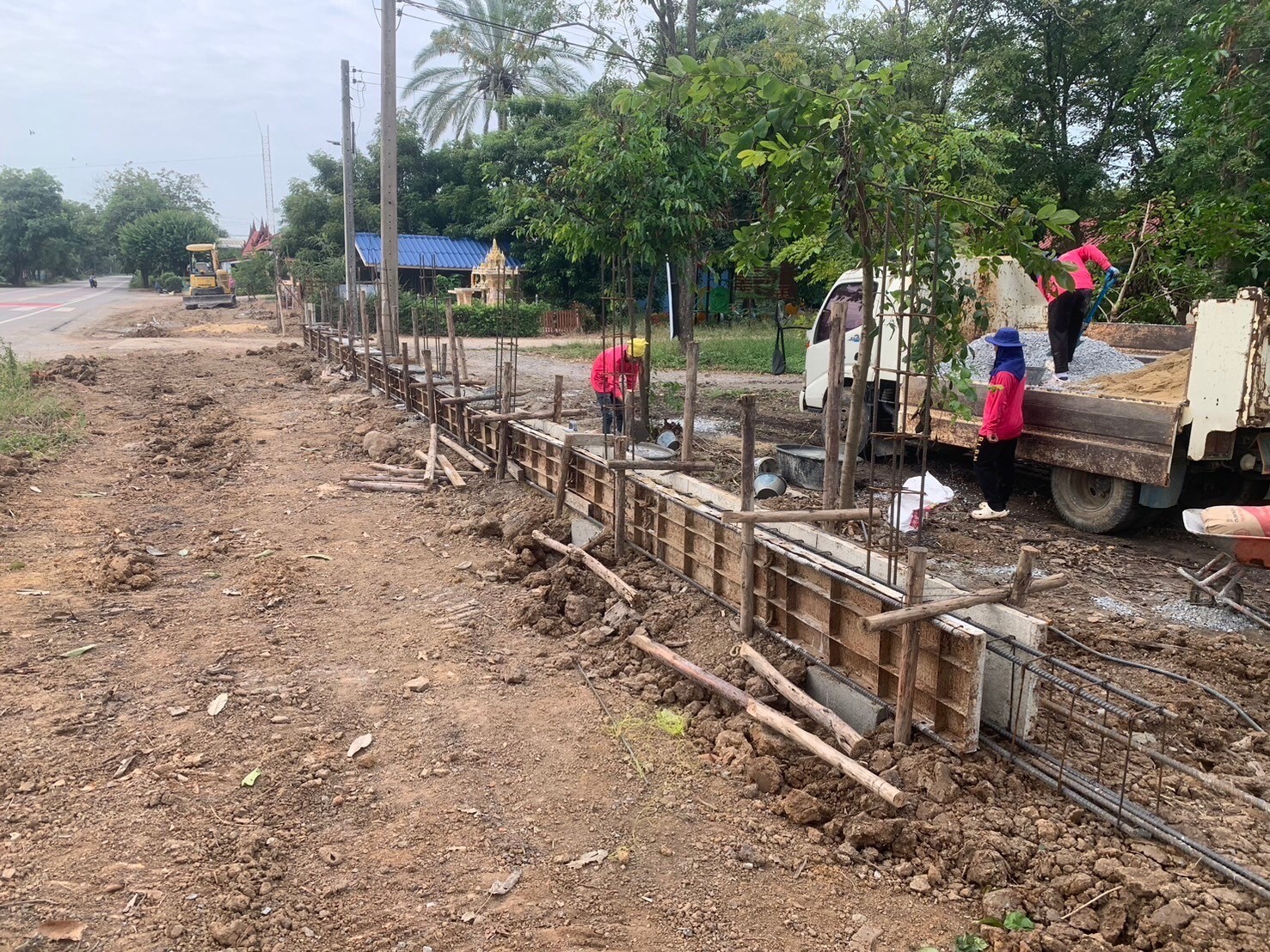 สร้างกำแพงวัดดงกะเชา จ.สุพรรณบุรี