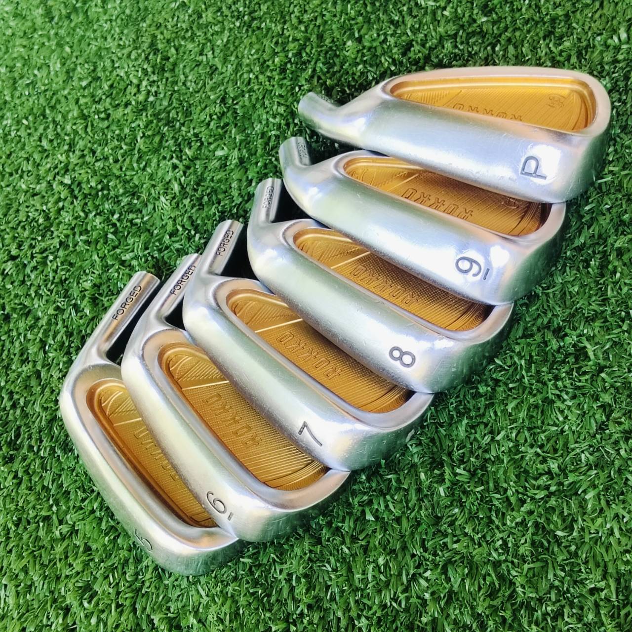 ชุดใบเหล็ก ROKKO SH วัสดุ FORGED สุดพรีเมี่ยม ใบมี CAVITY ตีง่าย เหล็กเด้ง ส่งพลังไปยังบอลได้อย่างเต็มที่ ตีโดนง่าย เสียงเชี๊ยะมากๆ มือสองสภาพงาม ไม้กอล์ฟพรีเมี่ยมมือสอง ของแท้ By NakaraLuxurious