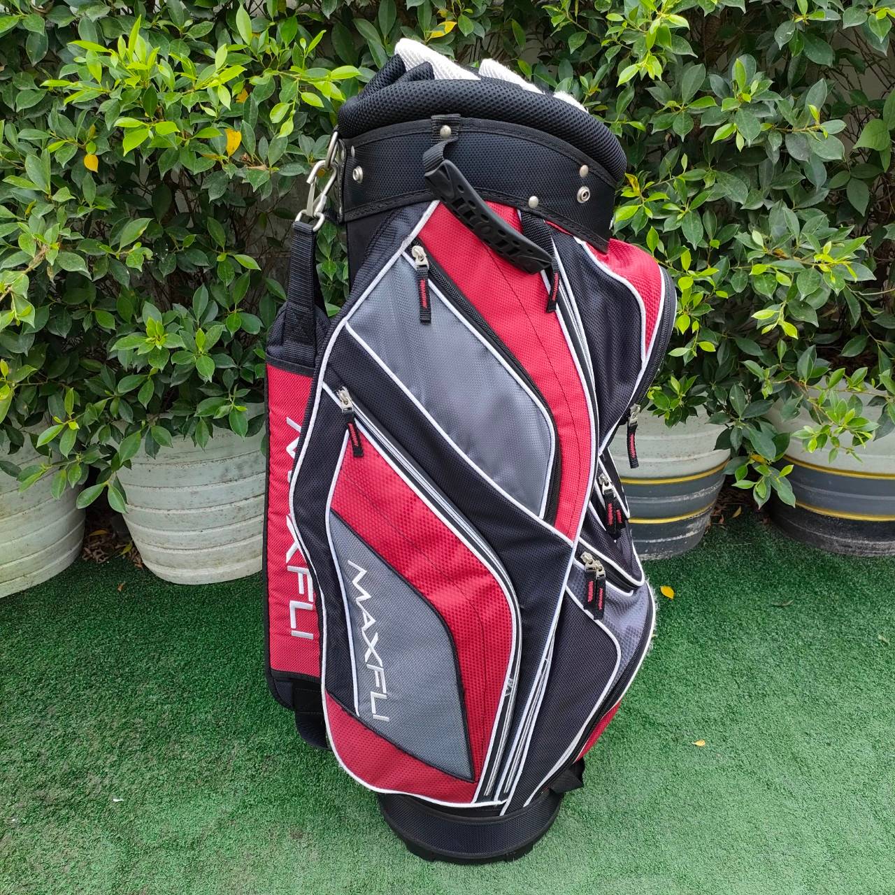 ถุงกอล์ฟ MAXFLI มือสอง ถุงเบาและแข็งแรงมาก ช่องใช้หลายช่อง และ เรียงสูงต่ำ ไม่เหมือนใคร